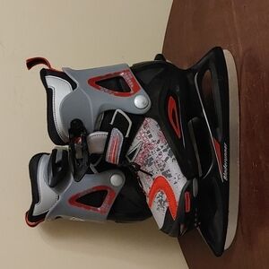 Blaberunner adjustable ice skating size 2-5‎